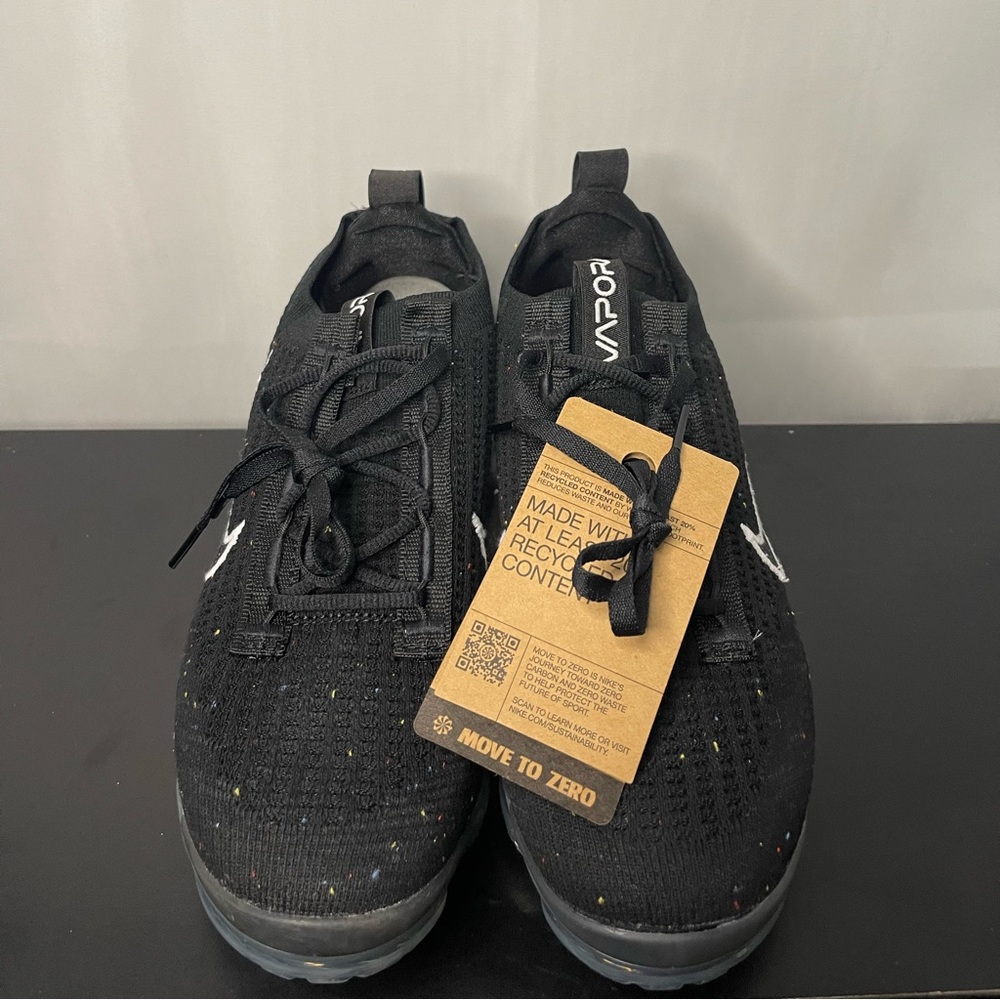 NWT Nike Women's VaporMax 2021 Flyknit Size 7.5 Black/White/Metallic🖤 - Picture 2 of 4